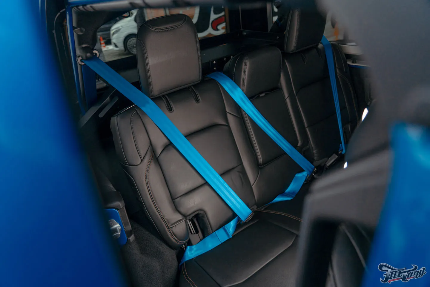Прокачали Jeep Wrangler Rubicon, часть 2: установка цветных ремней безопасности, доработки по кузову. Как выглядит автомобиль после всех работ?